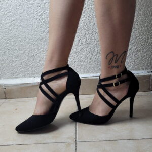 Tacones negros de correa