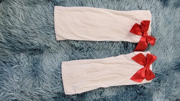 Pantimedias cortas blancas con moño rojo - Image 3